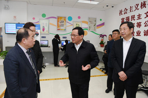 围绕“一网通办”打造营商环境新亮点 李强在闵行区调研