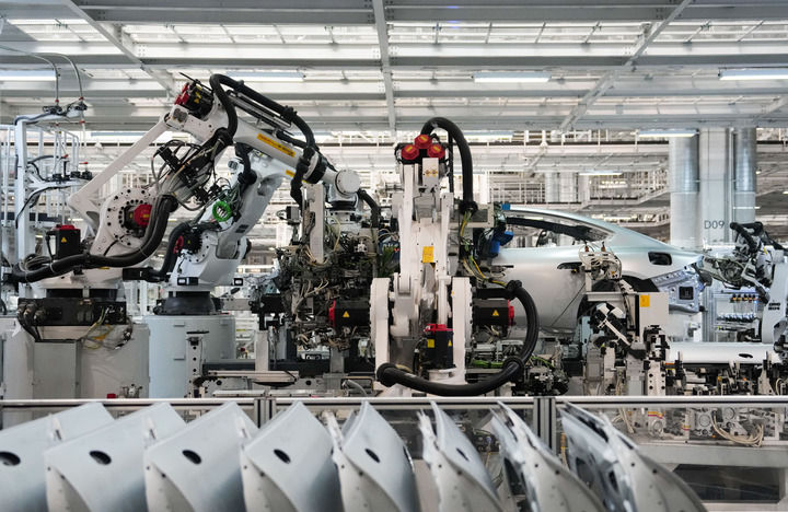 2025年6月16日,机器人在北京小米汽车工厂车间流水线上工作。新华社记者 郑焕松 摄.jpg