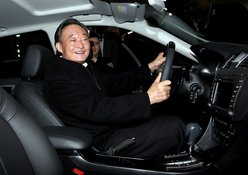 2010年1月30日,吴邦国同志在上海汽车集团股份有限公司技术中心察看新能源样车。新华社记者姚大伟 摄.jpg 2010年1月30日,吴邦国同志在上海汽车集团股份有限公司技术中心察看新能源样车。新华社记者姚大伟 摄.jpg