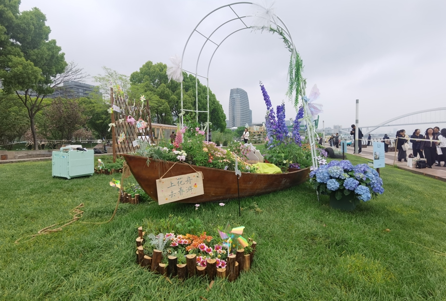 在花卉节徐汇区分会场，居民共同布置的“花之舟”已完成。.jpg