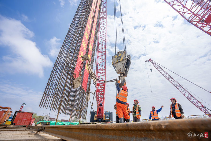 上海轨道交通崇明线陈家镇站首幅地下连续墙钢筋笼顺利起吊、入槽，标志着陈家镇站的建设拉开序幕。.jpeg