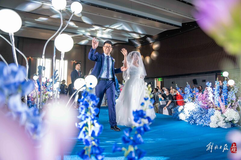 昨天，上海自贸区临港新片区为52对新人举办集体婚礼.jpeg