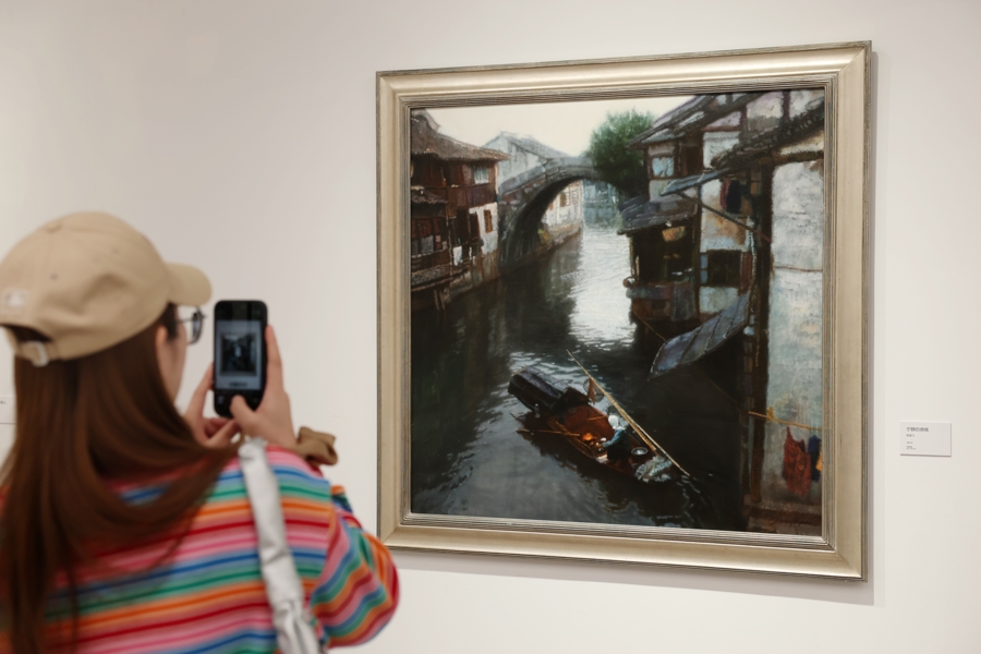 一名观众在拍摄陈逸飞的油画作品《宁静的傍晚》。记者 赖鑫琳 摄.jpg 一名观众在拍摄陈逸飞的油画作品《宁静的傍晚》。记者 赖鑫琳 摄.jpg