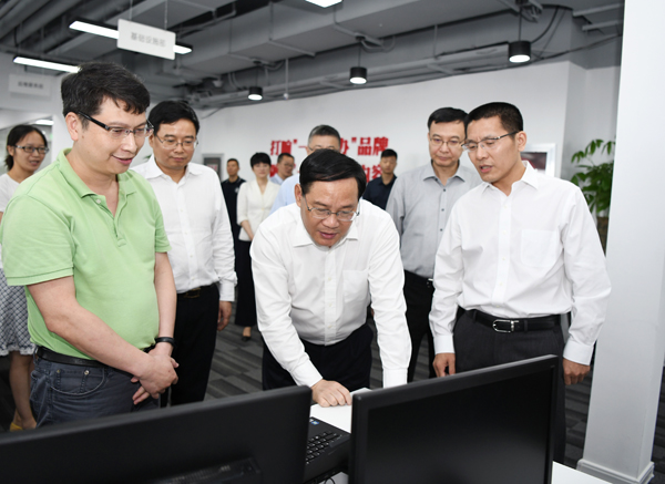 2018年7月5日，市委书记李强在上海市大数据中心调研“一网通办”推进工作。