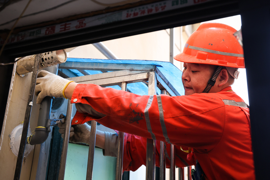 施工人员为穿墙管加装了防水板。记者 海沙尔 摄.jpg 施工人员为穿墙管加装了防水板。记者 海沙尔 摄.jpg