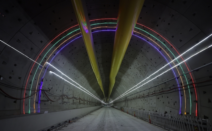 沪渝蓉高铁宝山隧道顺利贯通 .jpg