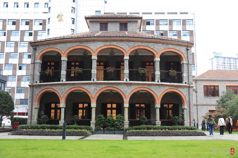 为巴老“庆生” 巴金图书馆揭幕