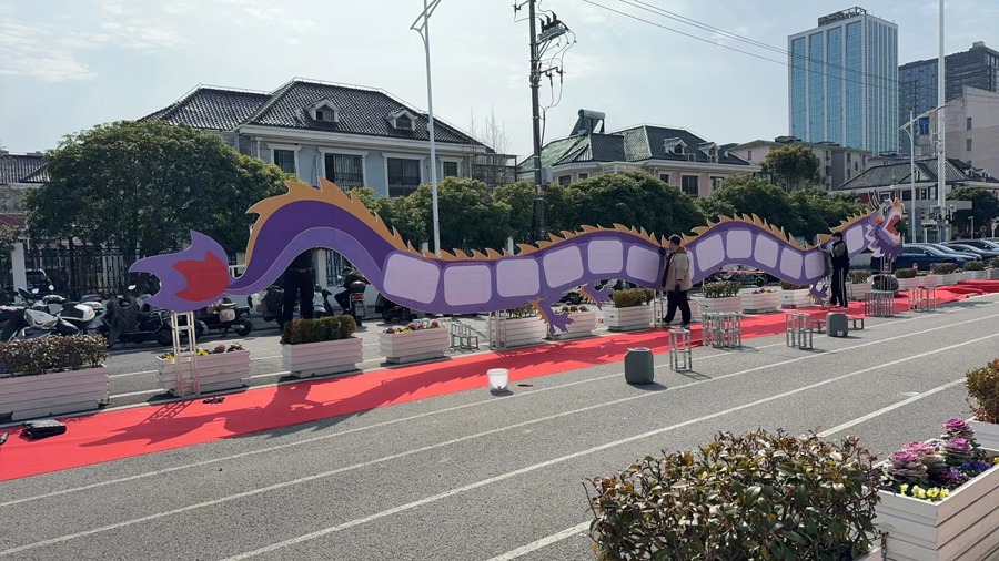 不少学校在环境创设中加入龙元素,让校园洋溢新年氛围。 受访者供图.jpeg 不少学校在环境创设中加入龙元素,让校园洋溢新年氛围。 受访者供图.jpeg