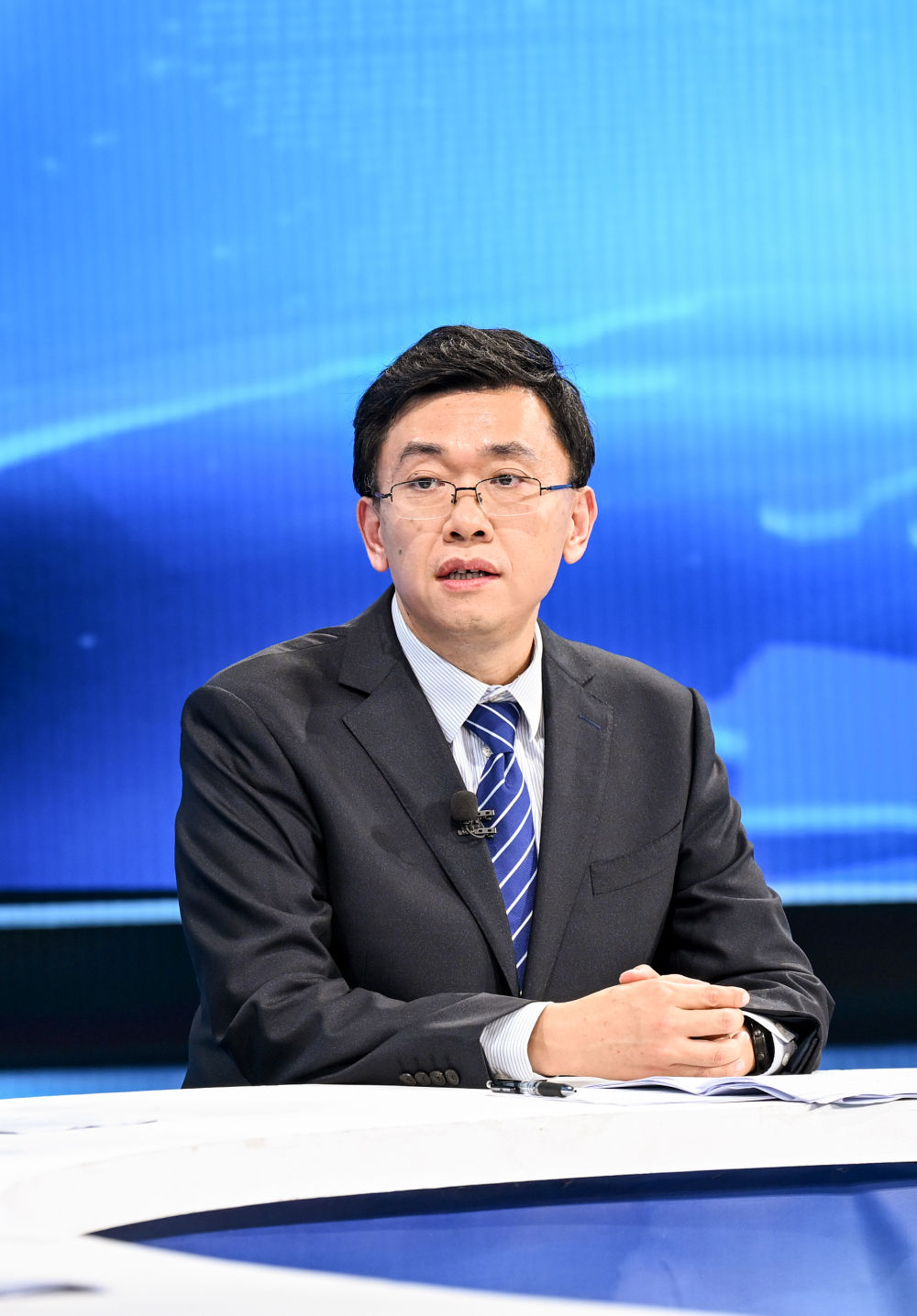 工业和信息化部科技司副司长甘小斌在第二十期“中国经济圆桌会”大型全媒体访谈节目录制现场发言。新华社记者 陈晔华 摄.jpg