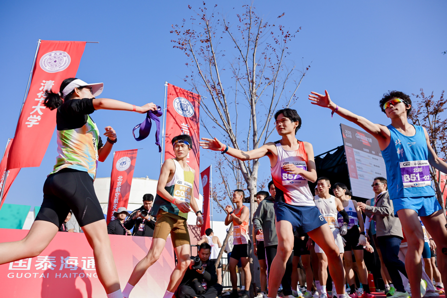 昨天,2025高校百英里接力赛总决赛在上海徐汇滨江开赛.jpg