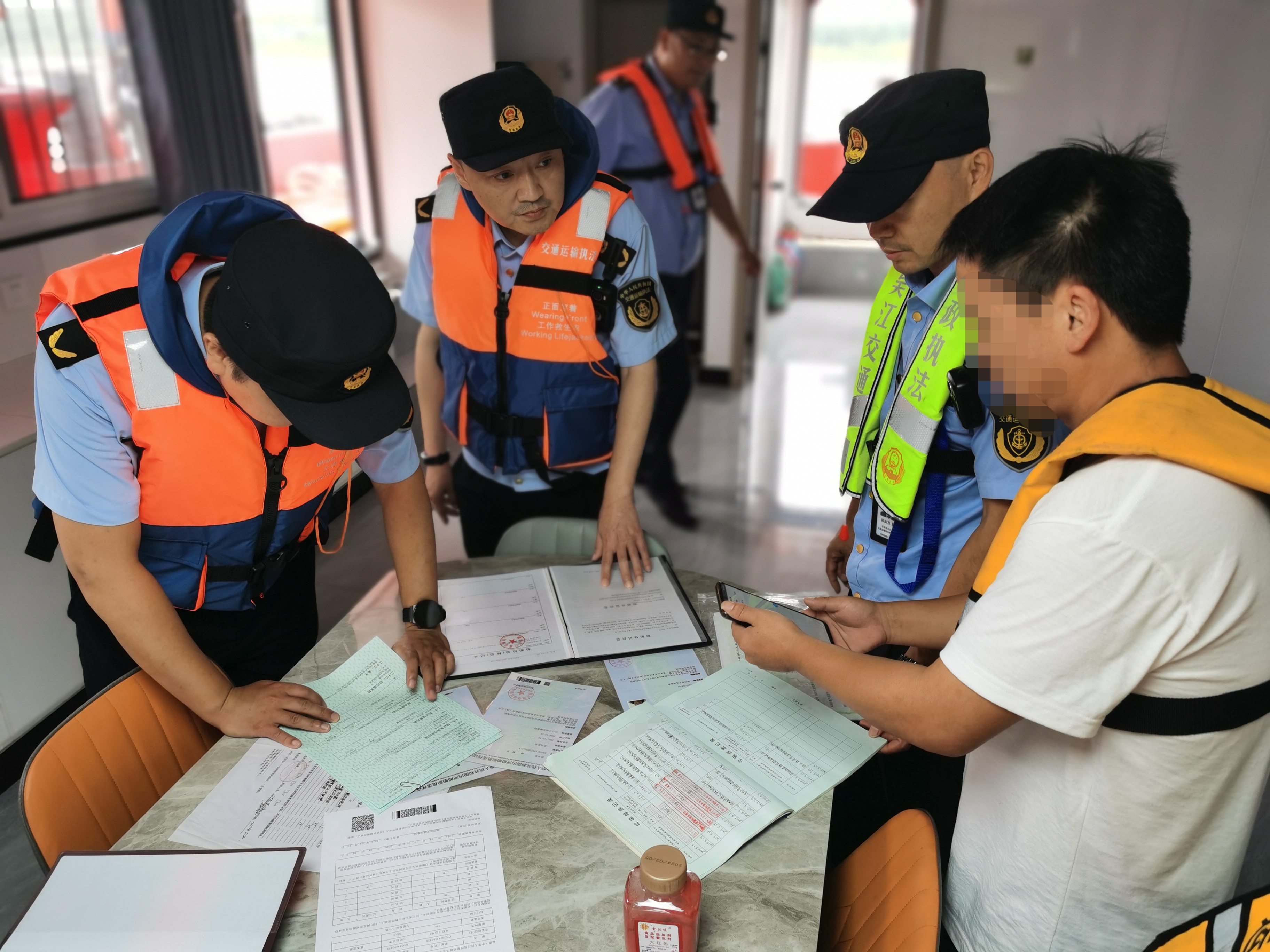 执法人员对船用法定文书进行检查.jpg 执法人员对船用法定文书进行检查.jpg