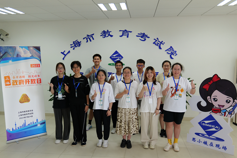 考生代表走进高招录取现场.jpg 考生代表走进高招录取现场.jpg