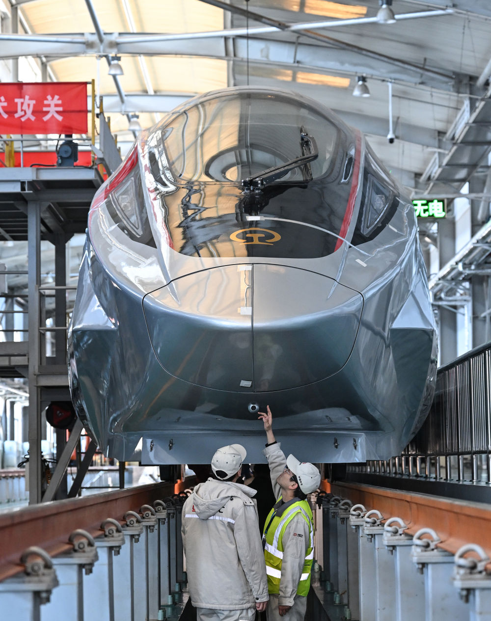 2025年2月25日,工作人员在铁科院国家铁道试验中心对CR450动车组样车进行试验验证。新华社记者 李鑫 摄.jpeg 2025年2月25日,工作人员在铁科院国家铁道试验中心对CR450动车组样车进行试验验证。新华社记者 李鑫 摄.jpeg