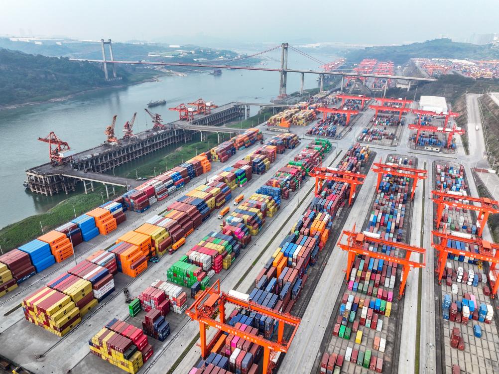 这是2月25日拍摄的重庆两江新区果园港(无人机照片)。2025年开年以来,重庆两江新区果园港延续繁忙态势。截至2月25日,重庆果园港集装箱吞吐量达116340标箱,实现新年“开门红”。.jpg 这是2月25日拍摄的重庆两江新区果园港(无人机照片)。2025年开年以来,重庆两江新区果园港延续繁忙态势。截至2月25日,重庆果园港集装箱吞吐量达116340标箱,实现新年“开门红”。.jpg