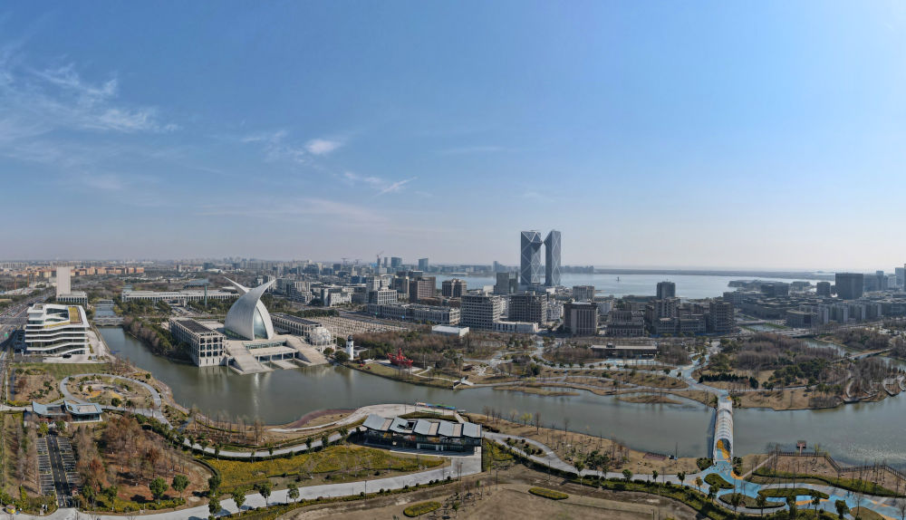 这是2025年3月19日拍摄的上海自贸试验区临港新片区滴水湖畔景色(无人机照片)。新华社记者 方喆 摄.jpg