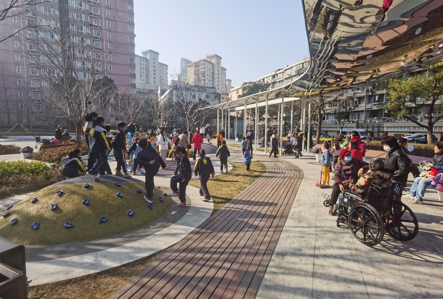 孩子们放学后在乐山绿地里玩耍,照看孩子的老人在一旁聊天,其乐融融.jpeg 孩子们放学后在乐山绿地里玩耍,照看孩子的老人在一旁聊天,其乐融融.jpeg