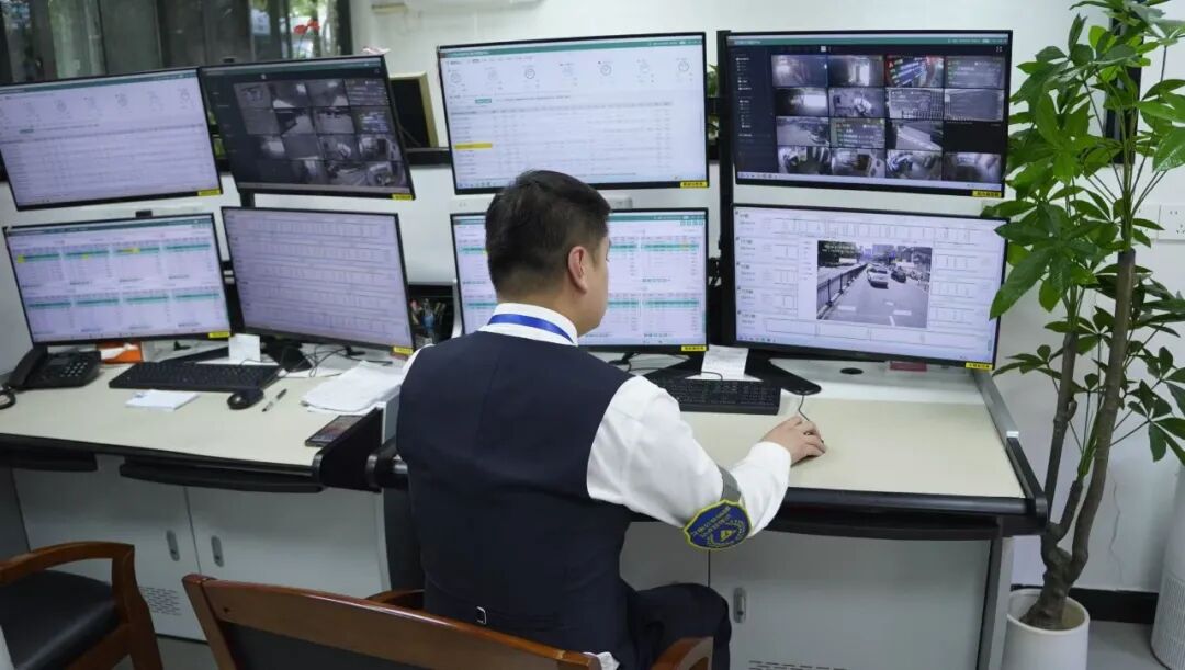 公交公司指挥中心接到来电后,将根据乘客出行时间、上车站点、线路行驶方向,及时与49路管理人员进行对接.jpeg