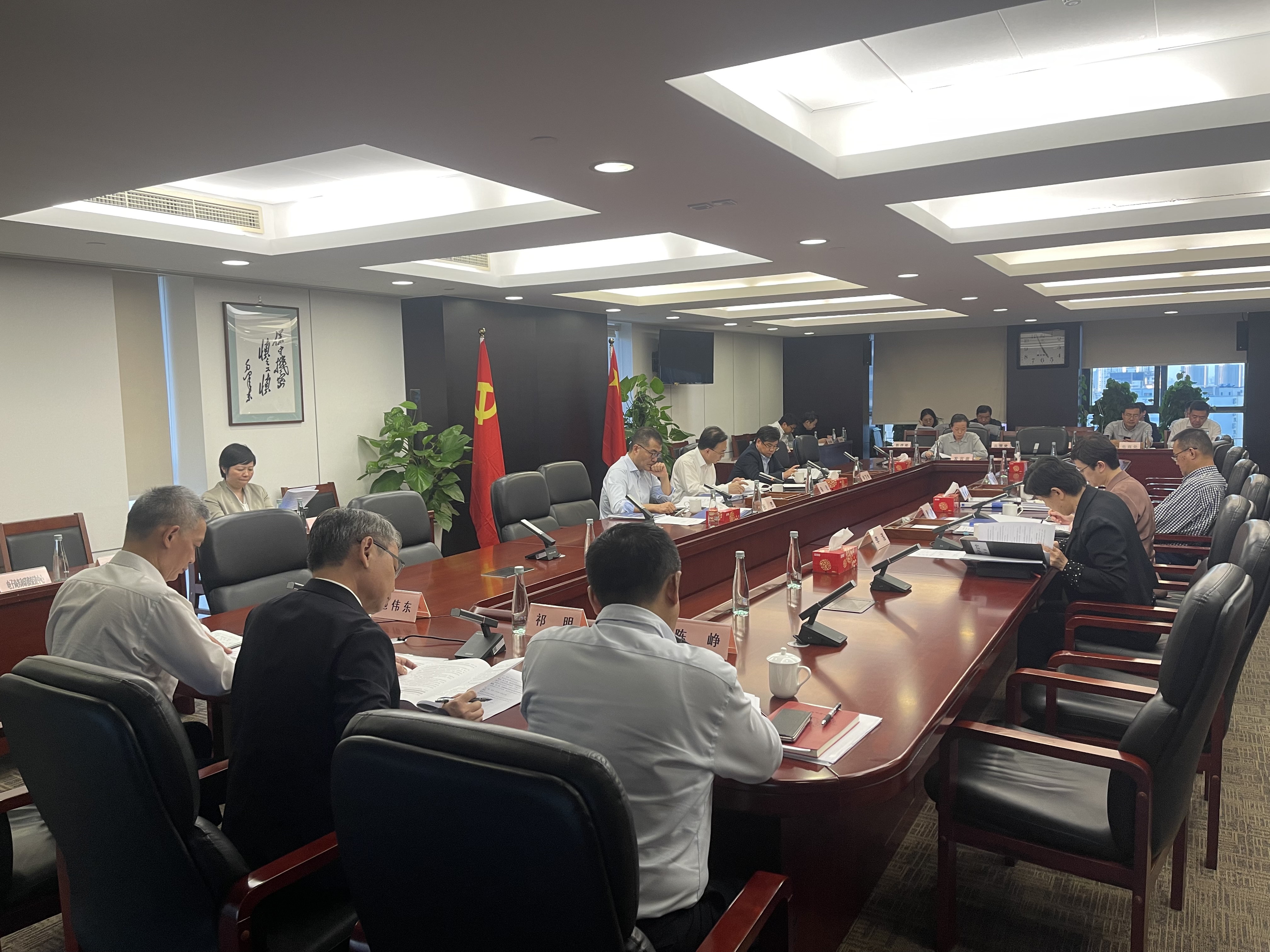 公众代表受邀列席市商务委主任办公会议，共同探讨上海市推进国际贸易中心建设条例