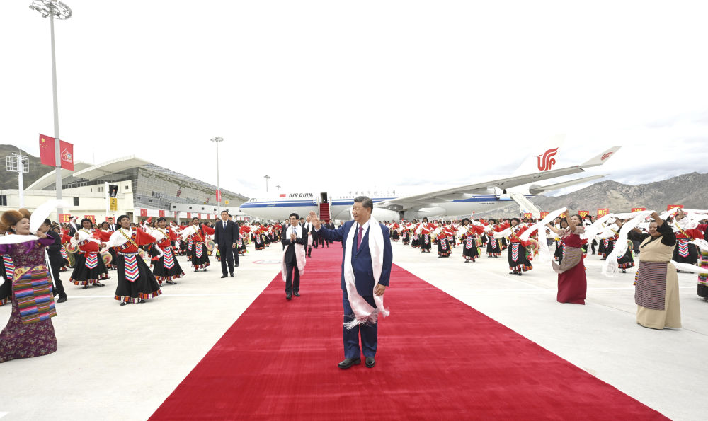 8月20日中午，中共中央总书记、国家主席、中央军委主席习近平率中央代表团乘专机抵达拉萨，出席西藏自治区成立60周年庆祝活动。这是习近平向欢迎群众挥手致意。新华社记者 谢环驰 摄.jpg