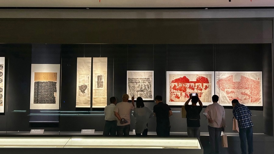 “大汉雄风:上海图书馆藏汉碑善本展”在上图东馆开幕首日,吸引不少观众观展.jpeg “大汉雄风:上海图书馆藏汉碑善本展”在上图东馆开幕首日,吸引不少观众观展.jpeg