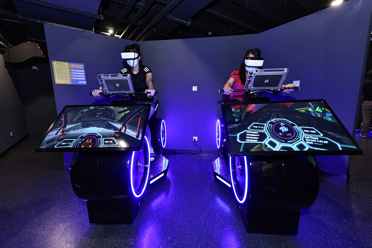 市民在VR体育游戏专区进行虚拟体育运动游戏，体验体育与科技的结合