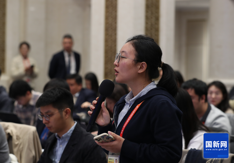 北京青年报记者提问（刘健 摄）.png