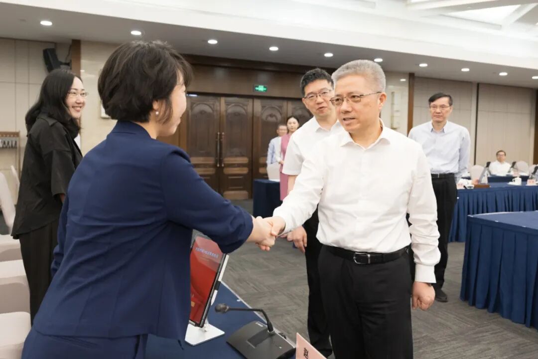 市政府常务会议请来四位公众代表，参与审议商事调解工作