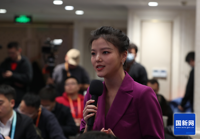 深圳卫视直新闻记者提问（刘健 摄）.png