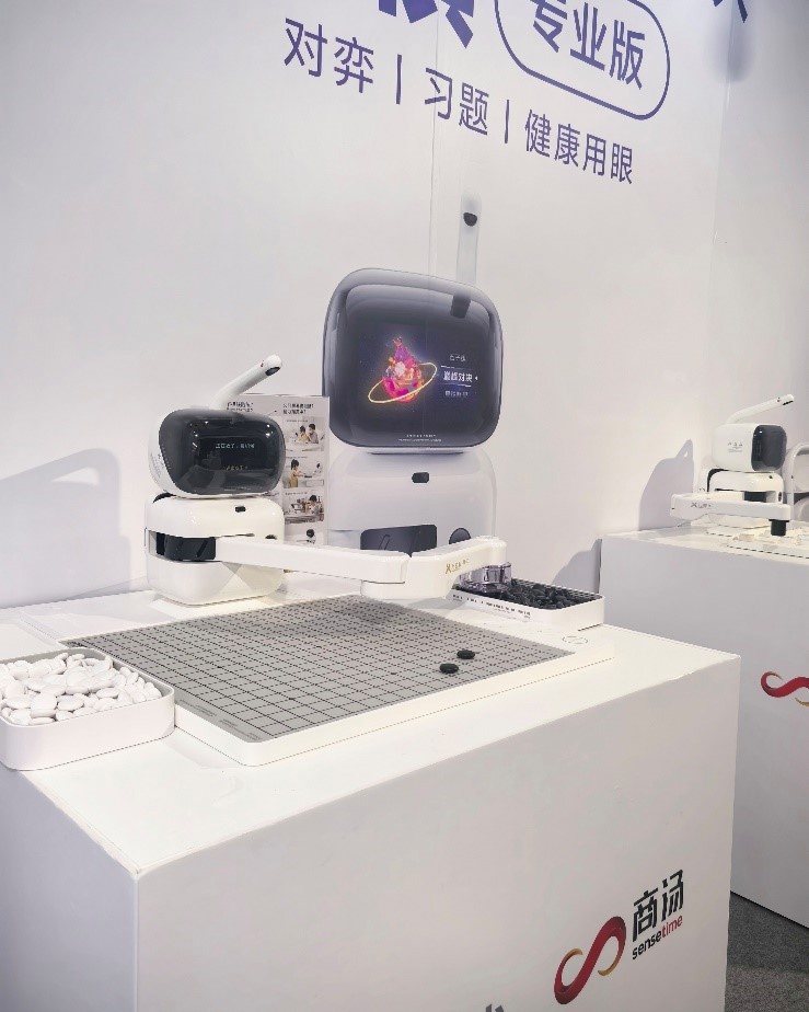 AI下棋机器人亮相中国家电及消费电子博览会。 资料图片.jpeg AI下棋机器人亮相中国家电及消费电子博览会。 资料图片.jpeg