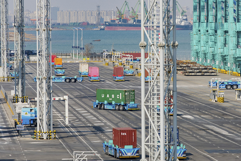 智能水平运输机器人在天津港全物联网集装箱码头作业(2月21日摄).jpeg 智能水平运输机器人在天津港全物联网集装箱码头作业(2月21日摄).jpeg