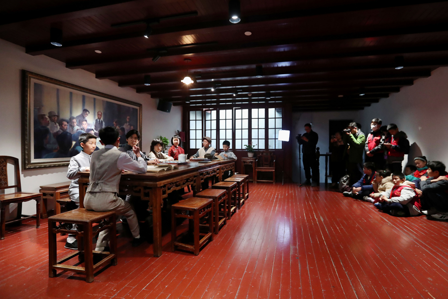 “小红花”剧团的小演员们在中共四大纪念馆演绎沉浸式情景剧《广吉里》。记者 蒋迪雯 摄 .jpg “小红花”剧团的小演员们在中共四大纪念馆演绎沉浸式情景剧《广吉里》。记者 蒋迪雯 摄 .jpg