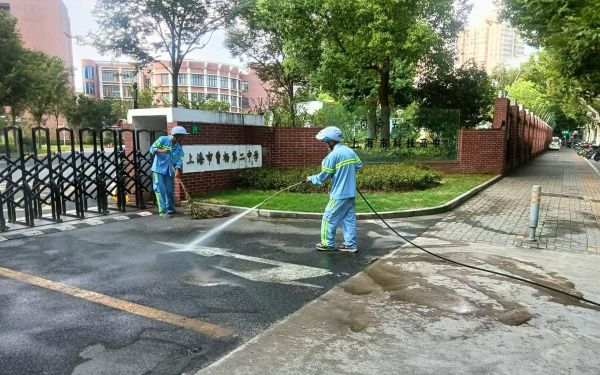 9月2日保洁人员在曹杨二中周边道路保洁.jpg 9月2日保洁人员在曹杨二中周边道路保洁.jpg