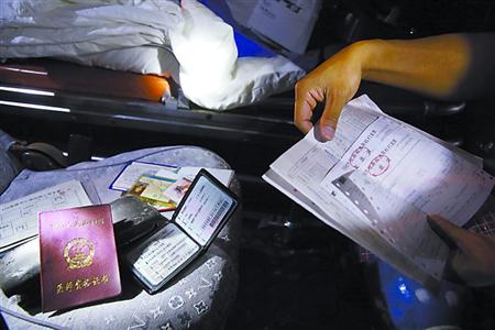 不法分子买来虚假医师证明和急救人员专用服装