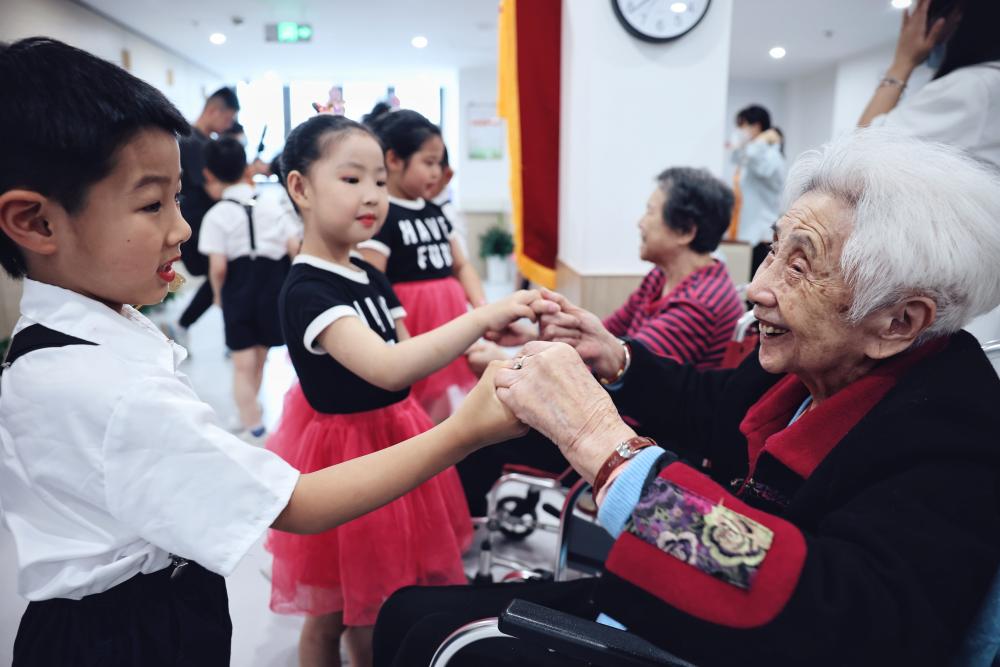 小朋友们在南京东路街道长者照护之家陪伴老人.jpeg 小朋友们在南京东路街道长者照护之家陪伴老人.jpeg