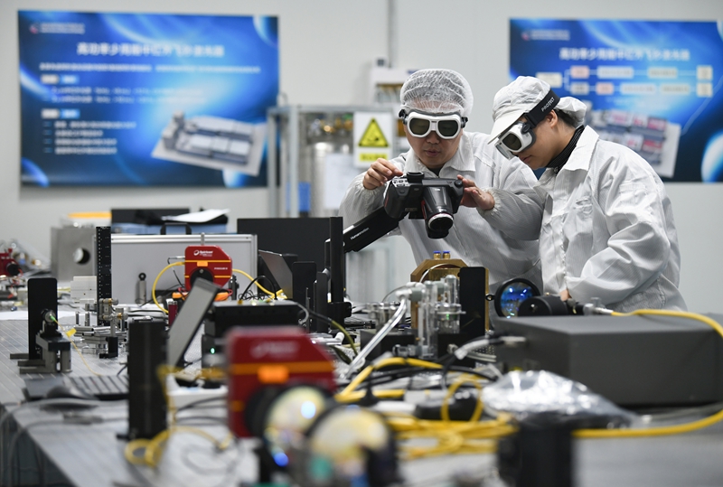 2024年3月11日，科研人员在中国科学院西安光学精密机械研究所阿秒科学与技术研究中心做实验。新华社记者 张博文 摄.jpg