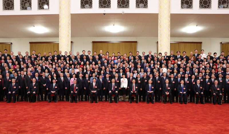 3月13日,第十四届全国人民代表大会第一次会议在北京人民大会堂闭幕。当日下午,习近平等党和国家领导人在人民大会堂会见出席十四届全国人大一次会议的全体代表,同他们合影留念.jpg 3月13日,第十四届全国人民代表大会第一次会议在北京人民大会堂闭幕。当日下午,习近平等党和国家领导人在人民大会堂会见出席十四届全国人大一次会议的全体代表,同他们合影留念.jpg