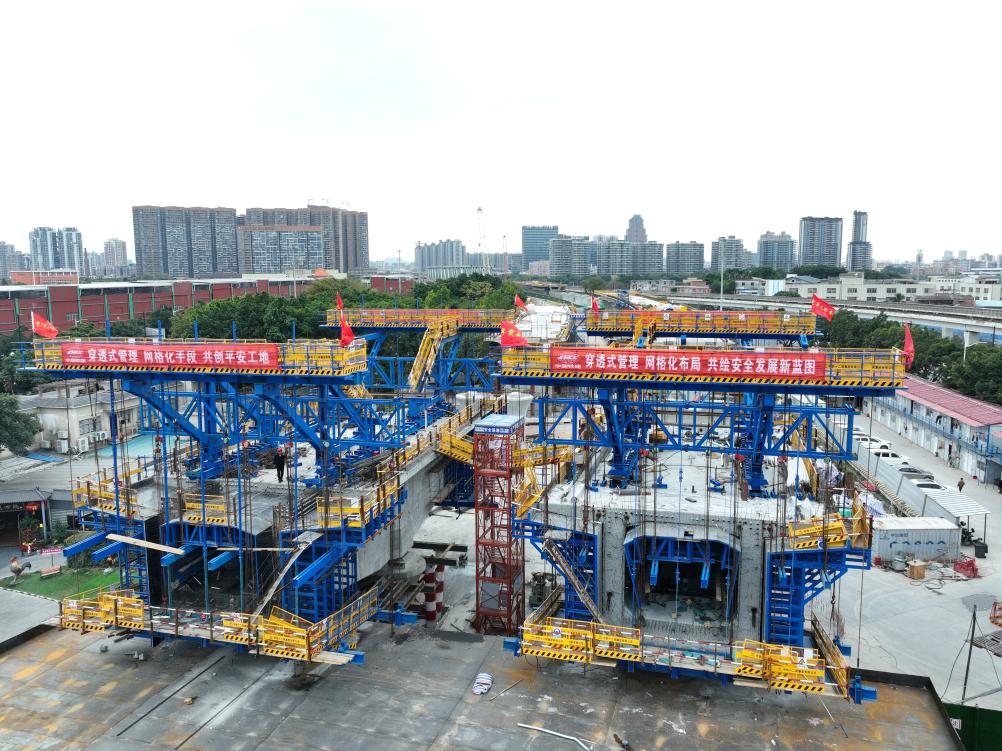 1月31日,在广州市荔湾区,广湛高铁珠江四线特大桥正在进行挂篮施工。(受访者供图).jpg 1月31日,在广州市荔湾区,广湛高铁珠江四线特大桥正在进行挂篮施工。(受访者供图).jpg