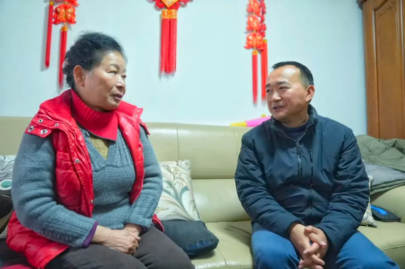   虹口区领导登门看望困难群众和党员代表 .png