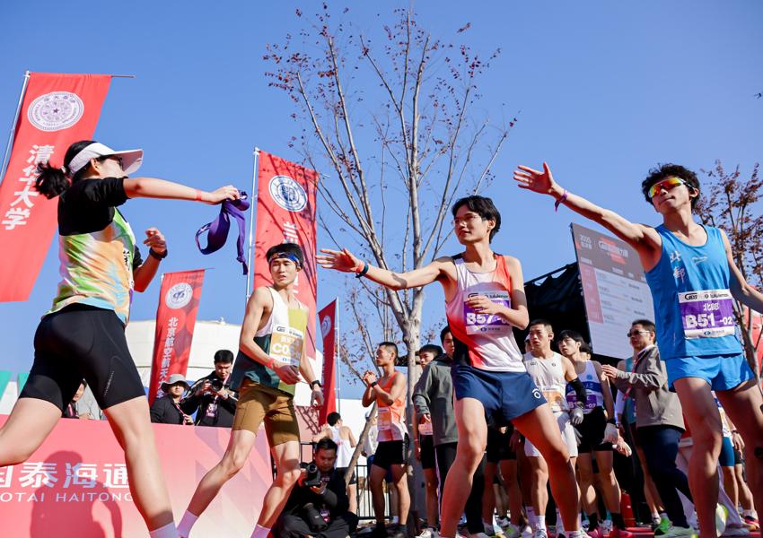 奔跑青春翻开上海“城市封面” 一抹抹高校队服点亮滨江 2025高百接力赛十周年总决赛鸣枪起跑