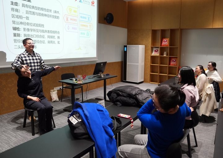 2025年3月20日晚,上海图书馆青年夜校的学员们在学习“中医科学调整办公室的职业病”课程。新华社记者 刘颖 摄.jpg 2025年3月20日晚,上海图书馆青年夜校的学员们在学习“中医科学调整办公室的职业病”课程。新华社记者 刘颖 摄.jpg