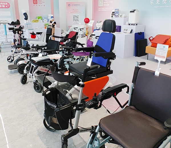 乐无忧小屋款式多样的电动轮椅.png