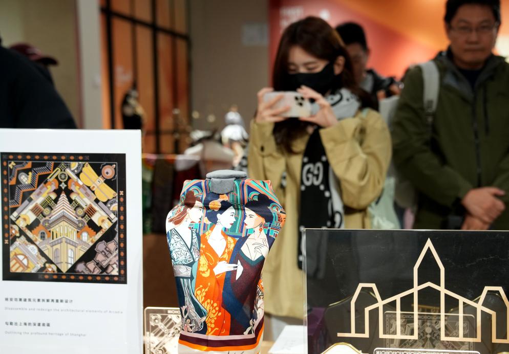 3月16日,人们在参观静安首发品牌馆。.jpeg 3月16日,人们在参观静安首发品牌馆。.jpeg