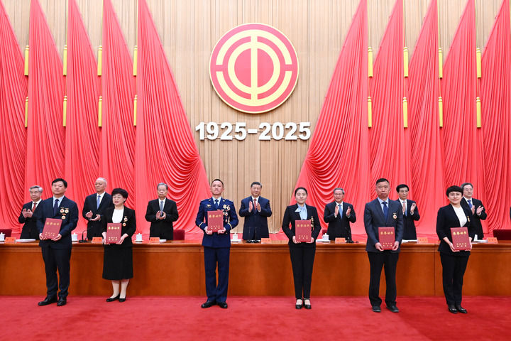 这是习近平等党和国家领导人为全国劳动模范和先进工作者代表颁发荣誉证书。 新华社记者 谢环驰 摄.jpg