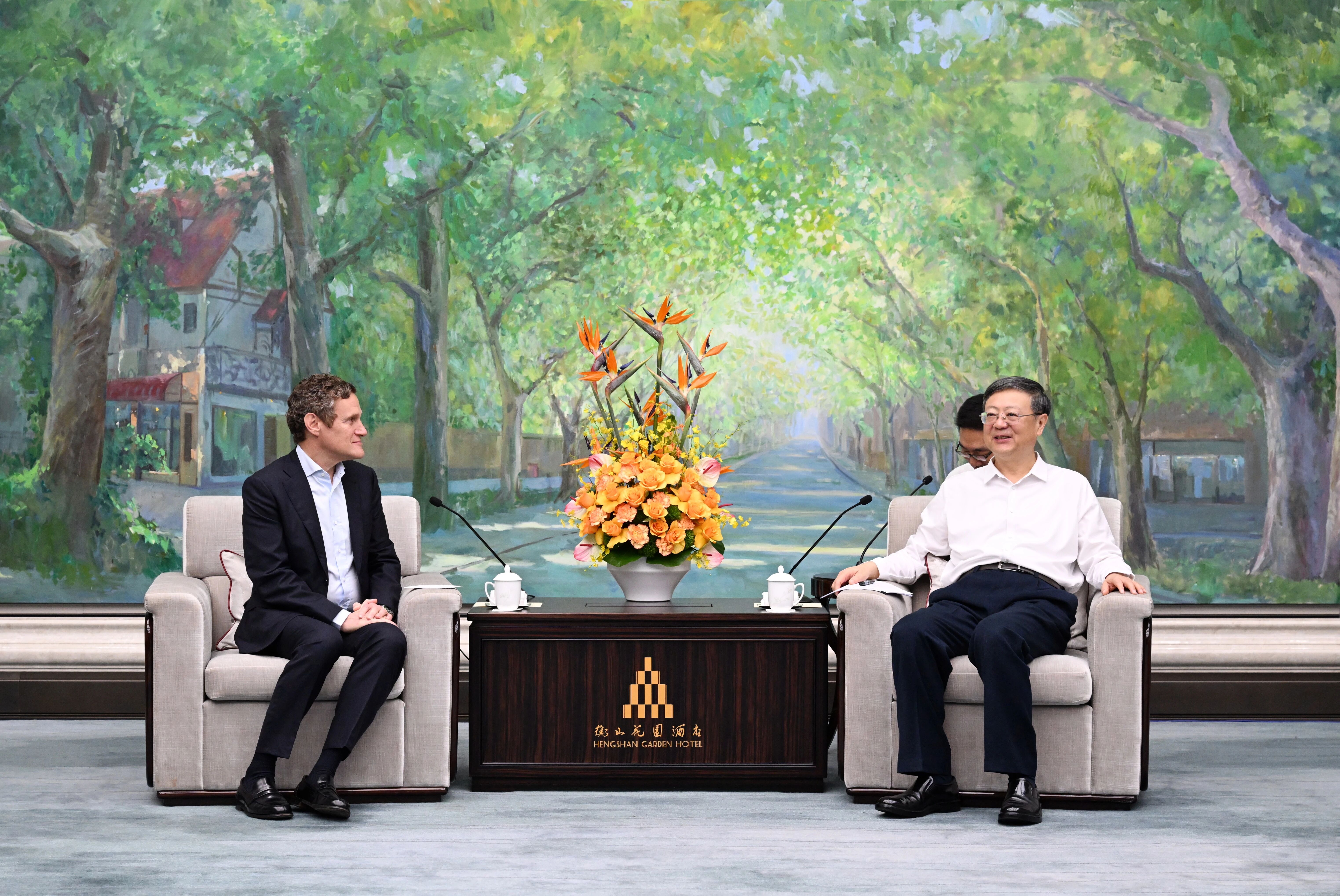 欢迎铁狮门更好发挥自身专业优势，积极参与上海城市更新，优化商圈商业运营模式，助力区域产业升级与功能重塑。.jpg