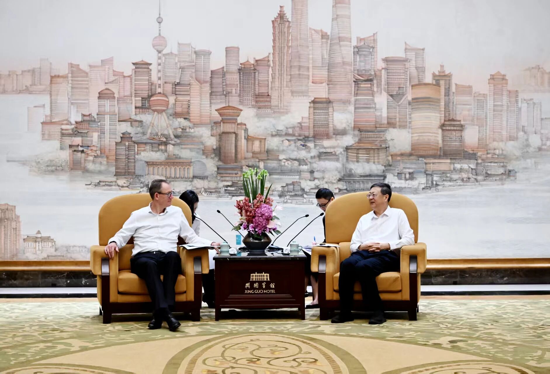 陈吉宁会见德国博世集团董事会主席克里斯蒂安·菲舍尔.jpg