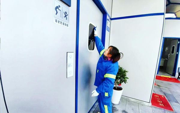 春节公厕不“打烊”  城市温度有保障1.jpg