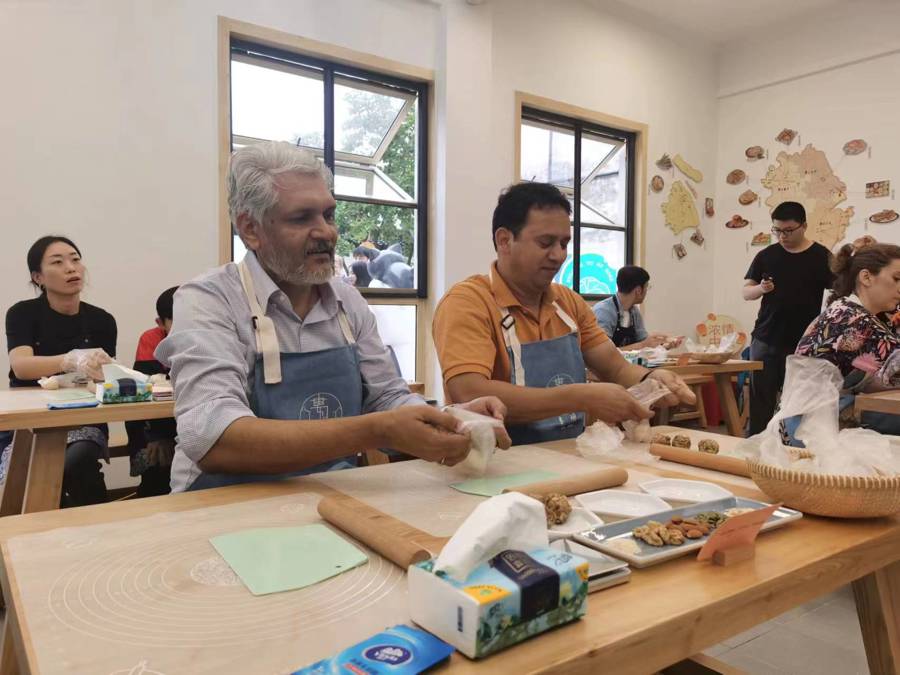 外国友人在娄塘塌饼非遗传承馆制作五仁月饼.jpeg 外国友人在娄塘塌饼非遗传承馆制作五仁月饼.jpeg