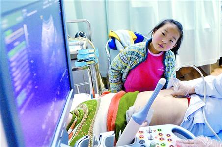 本市介绍和解读关于修改《上海市人口与计划生育条例》的决定