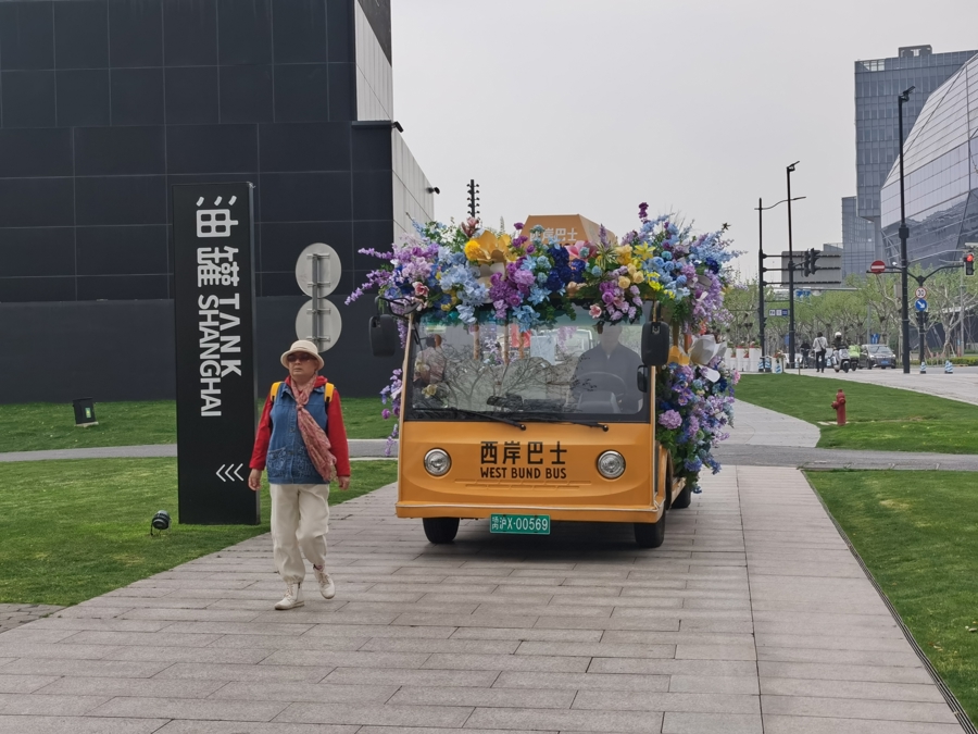 西岸巴士被繁花精心打扮。.jpg