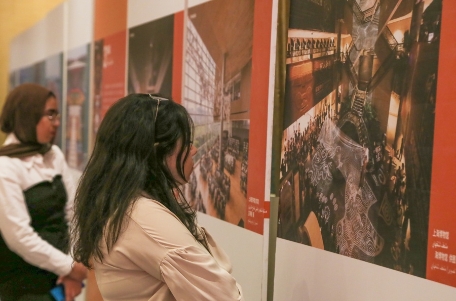 埃及民众观看上海城市影像展。 主办方供图.jpg 埃及民众观看上海城市影像展。 主办方供图.jpg